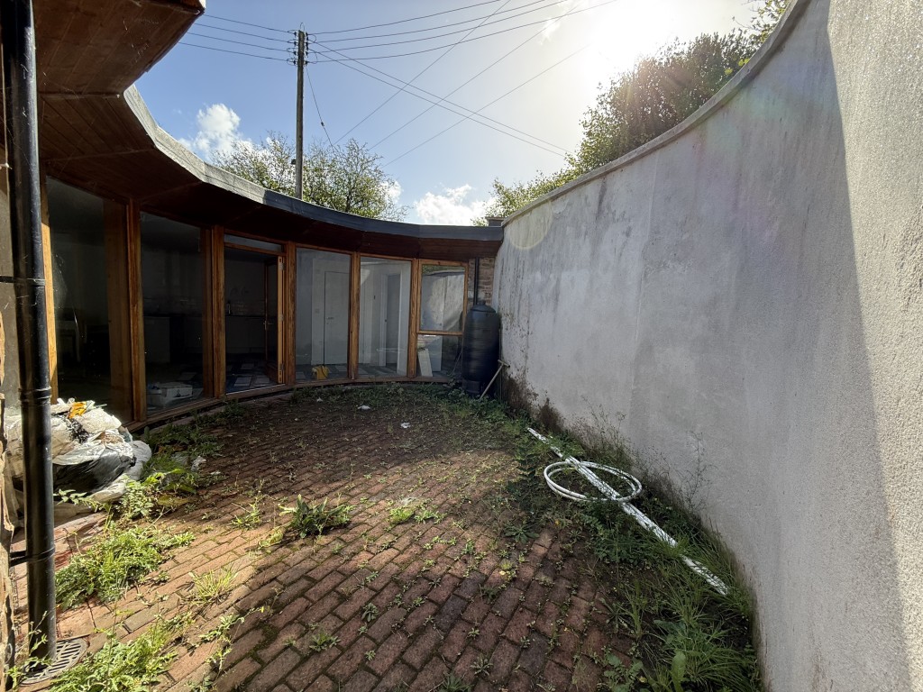 Lot: 61 - PARTIALLY COMPLETED DETACHED VERSATILE HOME - Courtyard